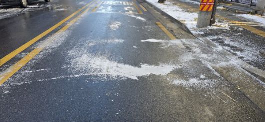 눈은 다 녹았는데 제설제가 마치 눈같이 남아있는 도로(사진=SDG뉴스)