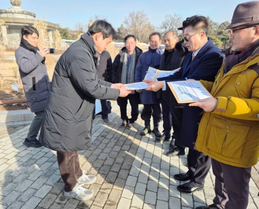 행.의정 감시네트워크 중앙회, 검찰.경찰 사법적폐청산 및 김앤장 해체운동본부, 국민연대 등 14개 시민사회단체들이 봉욱 민정수석, 정성호 법무부 장관 즉각 파면 등을 촉구하는 진정서를 청와대에 제출하고 잇다.(사잔=행.의정 감시네트워크 중앙회)
