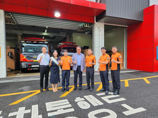 농협은행 서울중앙사업부 진용식 중앙사업본부장(좌측 3번째) 및 종로소방서 소방관들