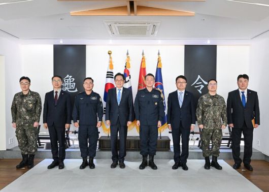 장광익 우리금융미래재단 사무국장(왼쪽 네번째), 강동길 해군 참모총장(왼쪽 다섯번째), 조세형 우리은행 기관그룹 부행장(왼쪽 여섯번째