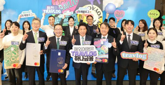 기념 행사에 참석한 함영주 하나금융그룹 회장(사진 맨 오른쪽)이 출근하는 임직원에게 '트래블로그 한정판 기내식'을 건내며 감사의 마음을 전하고 있다.