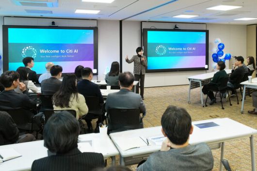 유명순 은행장이 ‘AI를 통한 조직 변화의 방향성과 기대효과’에 대해 강연하고 있다.