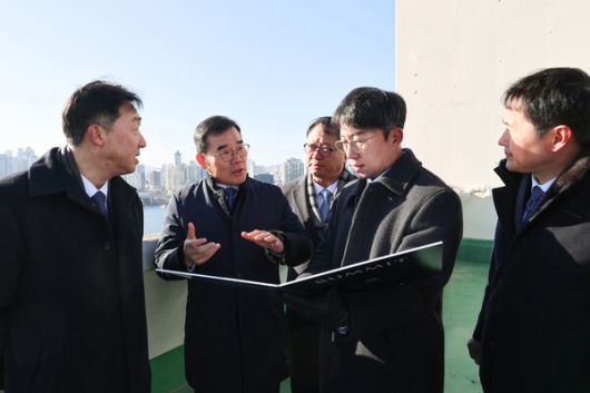 대우건설 김보현 사장과 건축사업본부 임직원들이 성수4지구 내 아파트 단지를 방문해 현장을 둘러보고 있다.