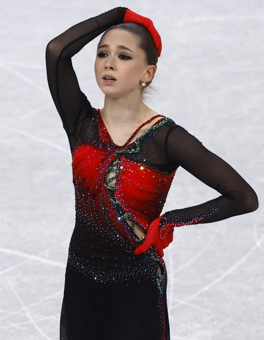 사진= 지난 7일, 단체전에서 연기를 마치고 빙판을 나서는 카밀라 발리예바, 연합뉴스