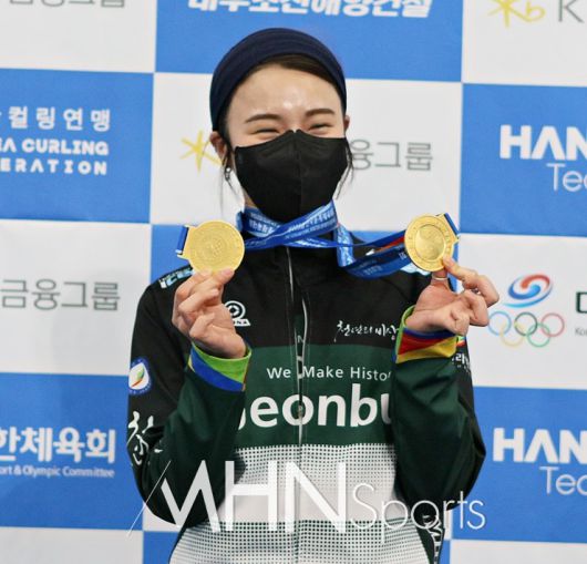 맏언니 엄민지 선수는 믹스더블과 여자4인조에서 우승을 차지하며 국내 컬링 사상 최초로 2관왕에 올랐다. [사진=대한컬링연맹 제공]