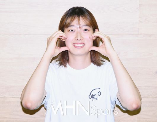 IBK기업은행 최정민이 인터뷰에 앞서 포즈를 취하고 있다ⓒMHN스포츠 이지숙 기자