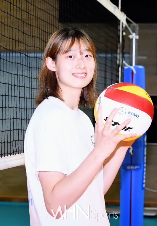 IBK기업은행 최정민이 인터뷰에 앞서 포즈를 취하고 있다ⓒMHN스포츠 이지숙 기자