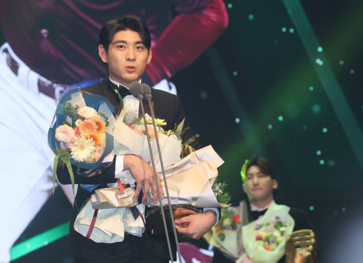 KBO 골든글러브  외야수 부문 수상을 한 키움 이정후가 소감을 말하고 있다. (서울=연합뉴스)