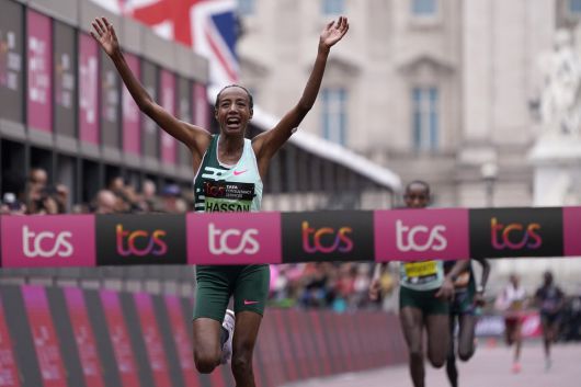 '신인류' 시판 하산이 23일 영국 런던에서 열린 2023 런던마라톤에서 여자 선수 중 가장 먼저 결승선을 통과하고 있다. (런던 AP=연합뉴스)