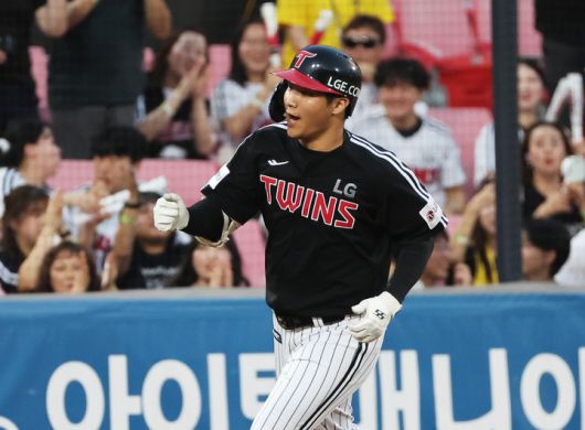 LG 문보경은 4타수 3안타 1볼넷 2득점 1도루로 맹타를 휘둘렀다. [연합뉴스]