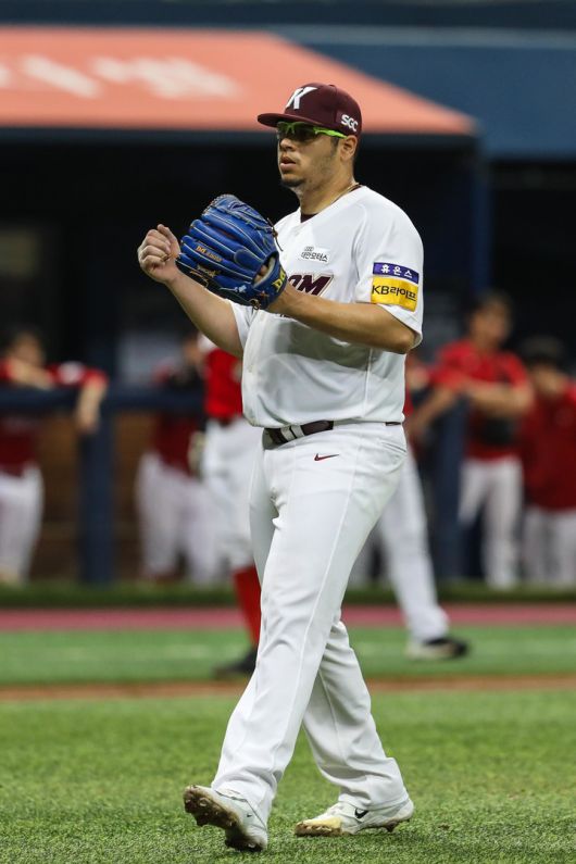 키움 선발 아리엘 후라도는 시즌 10승을 수확하며 팀 4연승을 이끌었다. [키움 히어로즈 제공]