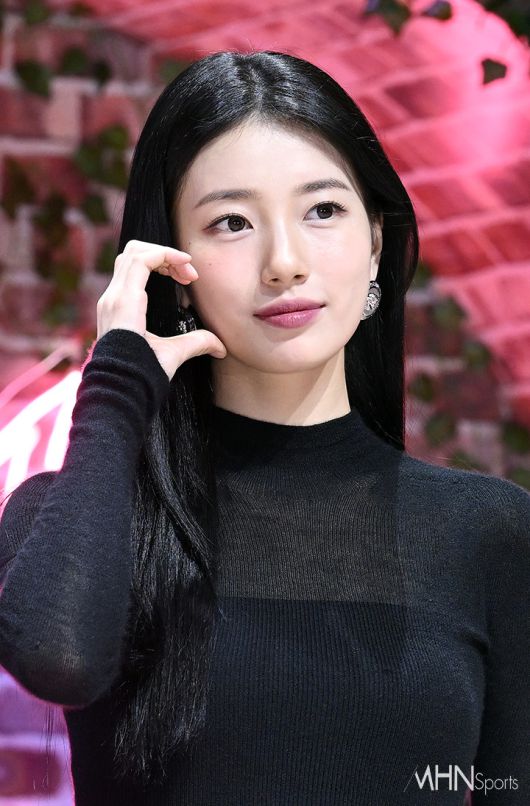 수지 '고품격 볼 하트'