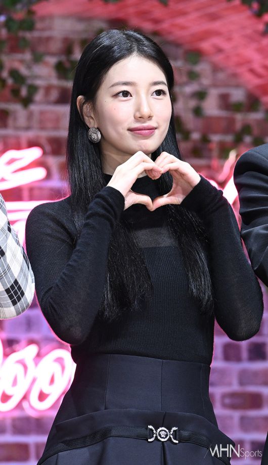 수지 '심쿵 하트'