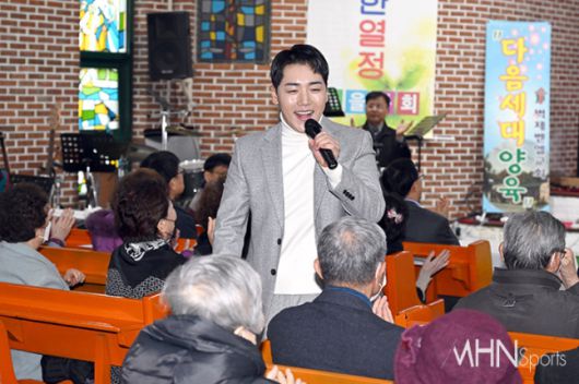 골프관계자들이 함께한 '쌀 한 포대의 기적, 연탄 한 장의 기적' 연말 자선 기부 행사가 6일 오전 고양시 대자동 벧엘교회에서 진행됐다. 이날 가수 박군이 연말 위로 공연을 선보이고 있다.