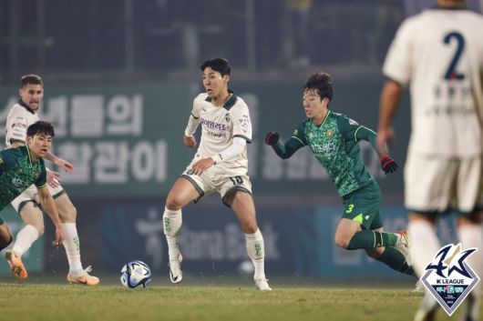 6일 열린 K리그 승강 플레이오프 1차전 김포와 강원의 경기 모습 사진=한국프로축구연맹