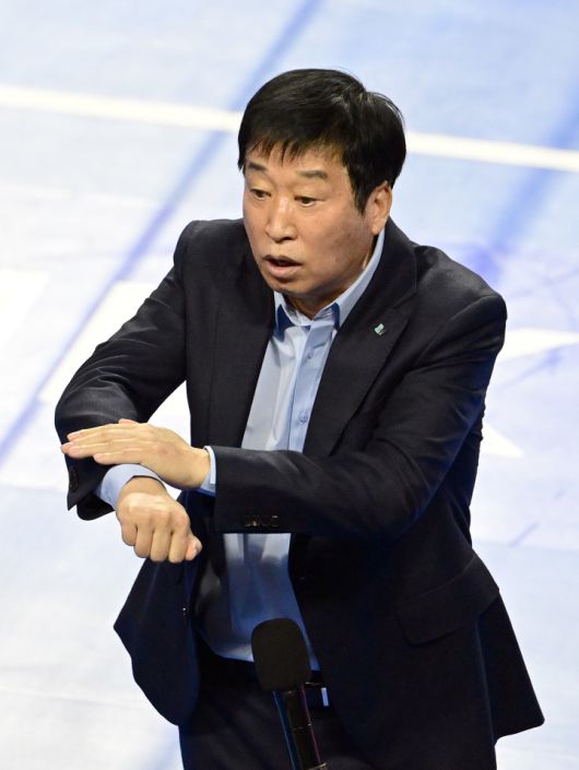 항의하는 기업은행 김호철 감독, KOVO