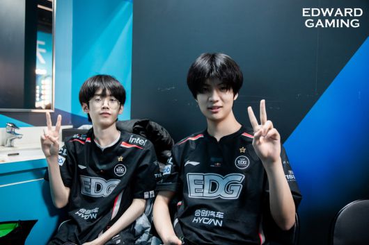 사진=에드워드 게이밍(EDG) 공식 웨이보, 두 후보 선수 피셔 이정태(좌)와 몽키 왕멍치(우)