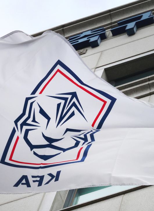 대한축구협회 깃발이 축구회관 앞에 걸려있다