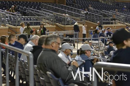 (AFL 경기장을 찾은 메이저리그 스카우트들이 선수들을 체크하고 있다)