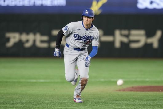 시카고 컵스의 비달 브루한이 2025년 3월 18일 화요일, 일본 도쿄에서 열린 MLB 재팬 시리즈 경기 5회 초, 테오스카르 에르난데스의 내야 땅볼 때 득점을 올리기 위해 3루를 돌아 전력 질주하고 있다.