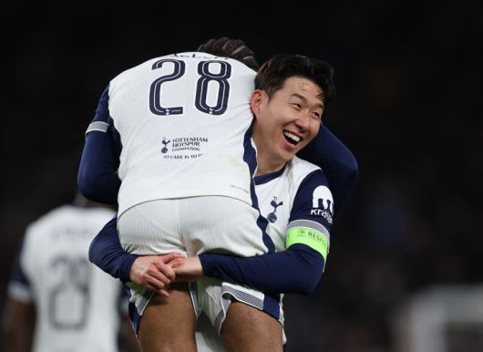 14일 AZ 알크마르와 경기에서 윌슨 오도베르의 골이 터지자 기뻐하는 토트넘 홋스퍼의 손흥민