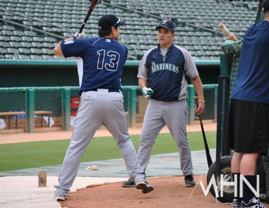 (하워드 존슨(오른쪽) 전 시애틀 타격코치가 경기 전 선수의 타격폼을 봐주고 있다)