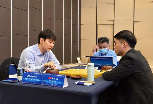 박정환 9단(왼쪽)이 셰커 9단과 반상을 마주하고 있다.(사진 한국기원 제공)