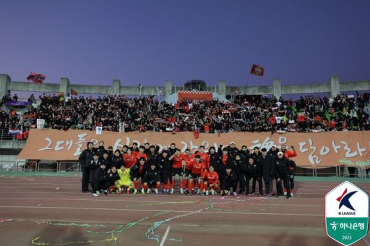 지난 2월 춘천송암스포츠타운주경기장에서 열린 포항 스틸러스와 경기에서 승리한 뒤 기념촬영하는 강원FC 선수단과 서포터즈