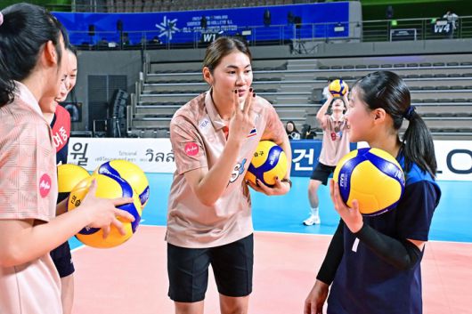 한국-태국 여자배구 올스타 슈퍼매치를 위해 방한한 태국 올스타팀 선수들이 18일 경기 화성체육관에서 진행된 유소년 아카데미에서 송산중, 수일여중 선수들과 대화하고 있다. 2025.4.19