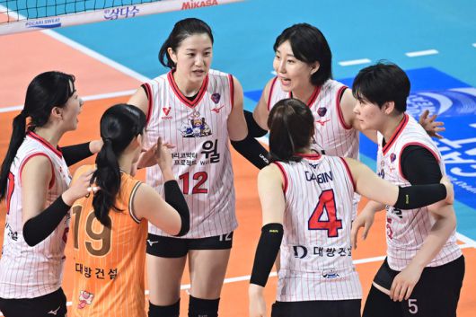 20일 경기도 화성종합체육관에서 열린 한국-태국 올스타 슈퍼매치 2차전.한국 올스타 선수들이 득점 후 환호하고 있다.