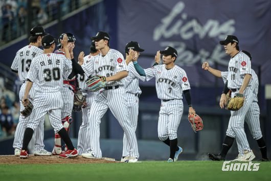 승리의 하이파이브 하는 롯데자이언츠 선수
