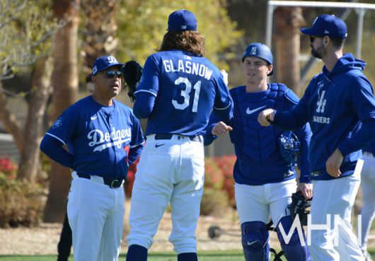 (데이브 로버츠(왼쪽) 다저스 감독이 지난 스프링캠프에서 불펜투구를 끝낸 타일러 글라스노우와 대화를 나누고 있다)