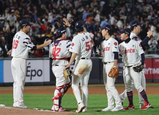 24일 부산 사직야구장에서 열린 한화 이글스와 경기에서 승리를 거둔 뒤 기쁨을 나누는 롯데 자이언츠 선수들