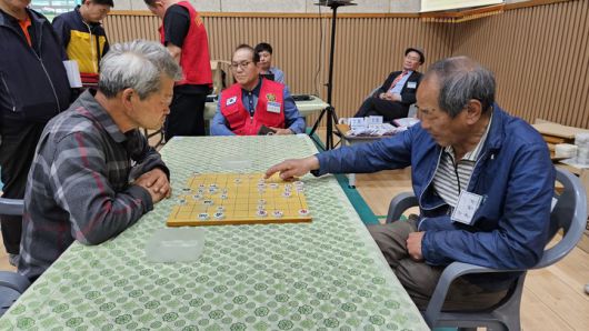 시니어부 결승전 이숭용과 왕병지(오른쪽)의 대국 모습.(사진 대한장기협회 제공)