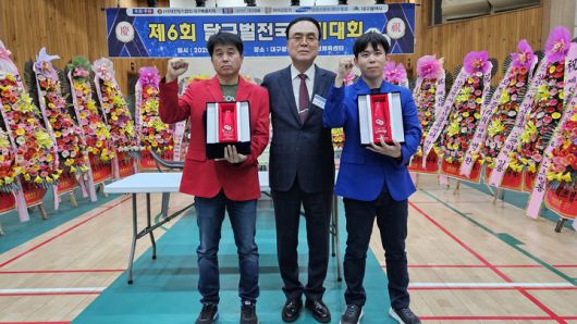 권장섭 총재가 일반부 우승을 차지한 강민승(오른쪽)과 준우승자 김용환에게 시상한 후 기념사진을 찍고 있다.(사진 대한장기협회 제공)