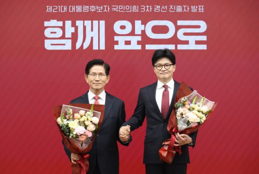 국민의힘 대선 최종 경선에 진출한 김문수(왼쪽)-한동훈 후보가 29일 서울 여의도 당사에서 2차 경선 결과 발표 후 꽃다발을 들고서 기념촬영 하고 있다. 2025.4.29