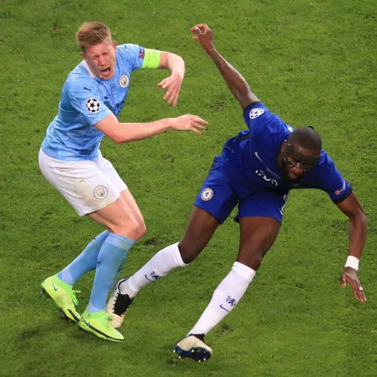 케빈 더 브라위너와 충돌하는 뤼디거