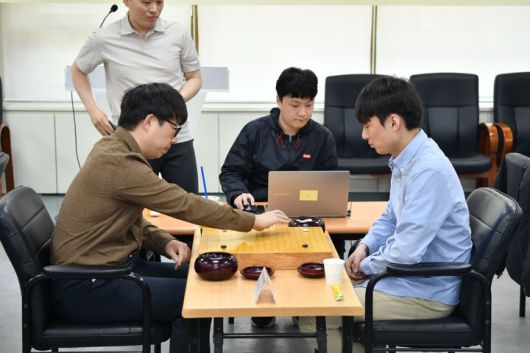 원성진 9단과 이원도 9단(오른쪽)이 일전을 치르고 있다. 이 대국에서 이원도 9단이 승리하며 생애 처음으로 LG배 본선행을 확정지었다.(사진 한국기원 제공)