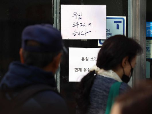 안내문 붙어있는 SKT T월드 매장. SK텔레콤이 유심 고객정보 해킹 사고로 관련 유심 무료 교체 서비스에 나선 25년 4월 28일 서울 시내 한 SKT T월드 매장에 안내문이 붙어있다.