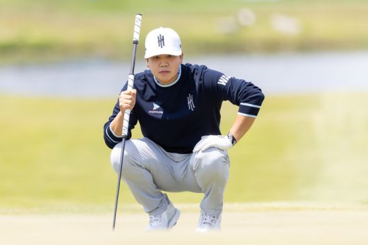 LIV 골프 코리아 1라운드가 2일 잭 니클라우스 골프클럽 코리아에서 개막했다. 퍼트를 준비하고 있는 장유빈.