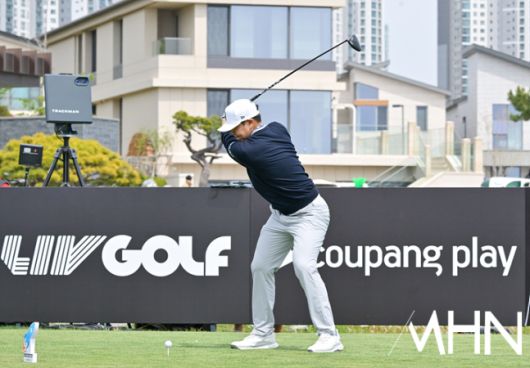 LIV 골프 코리아 1라운드가 2일 잭 니클라우스 골프클럽 코리아에서 개막했다. 장유빈의 티샷 모습.