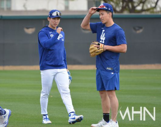 (김혜성(왼쪽)과 토미 에드먼이 스프링캠프에서 수비훈련을 하고 있다)