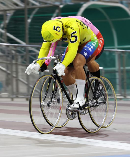 정종진(5번)이 가장 먼저 결승선을 통과하며 최단기 500승을 달성하고 있다.(사진 국민체육진흥공단 제공)