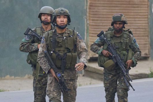 7일 무장한 인도 군인들이 인도령 카슈미르 풀와마 지역에서 이동하고 있다.