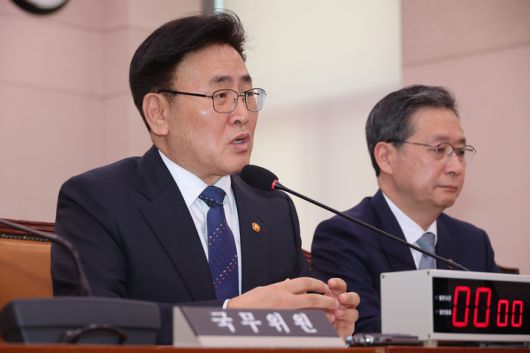 SKT 유심 해킹 사태 대책 관련 질의에 답하는 유상임 장관 서울 여의도 국회에서 열린 법제사법위원회 전체회의에서 유상임 과학기술정보통신부 장관이 SKT 유심 해킹 사태 대책 관련 정청래 위원장의 질의에 답하고 있다. 2025.4.30