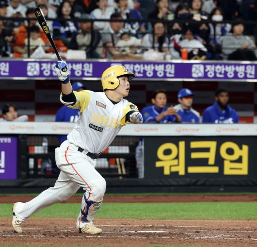 7일 삼성과 경기에서 3회말 1점 홈런을 때려내고 있는 한화 문현빈