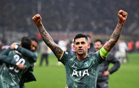 2025년 4월 18일(한국 시간), 독일 프랑크푸르트에서 열린 UEFA 유로파리그 8강 2차전에서 승리를 확정 지은 뒤 환호하는 토트넘 홋스퍼의 아르헨티나 수비수 크리스티안 로메로. 이날 도미닉 솔랑케의 전반 페널티킥 골로 토트넘은 프랑크푸르트를 1-0으로 꺾고 합산 2-1로 4강에 진출했다.