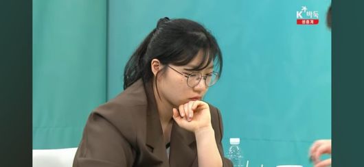 2025 닥터지 여자최고기사 결정전 결승 3번기에서 궁지에 몰린 최정 9단.(사진 K바둑 캡처)