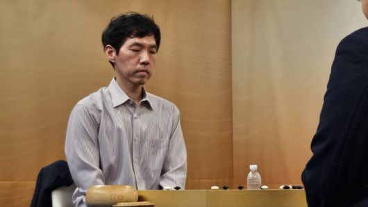 반상을 내려다보며 다음 착점을 생각 중인 이창호 9단.(사진 K바둑 제공)