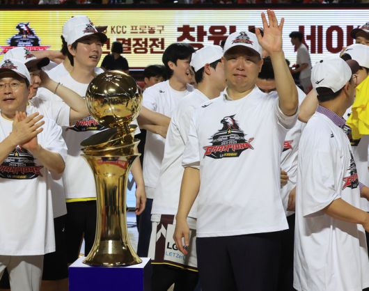 17일 2024-2025 프로농구 챔피언결정전 우승을 차지한 뒤 기쁨의 눈물을 흘리는 창원 LG 조상현 감독